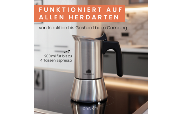 Cafetera moka de acero inoxidable con mango negro sobre una placa vitrocerámica negra; banda naranja arriba a la izquierda con el texto ‚FUNKTIONIERT AUF ALLEN HERDARTEN‘ y subtítulo menor ‚von Induktion bis Gasherd beim Camping‘, además de flechas con los textos ‚200 ml für bis zu 4 Tassen Espresso‘ y ‚Ø 9,5 cm‘