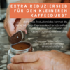 Dos manos sostienen un pequeño tamiz metálico perforado sobre un recipiente metálico con café molido; en la parte superior, una franja naranja con texto alemán en blanco