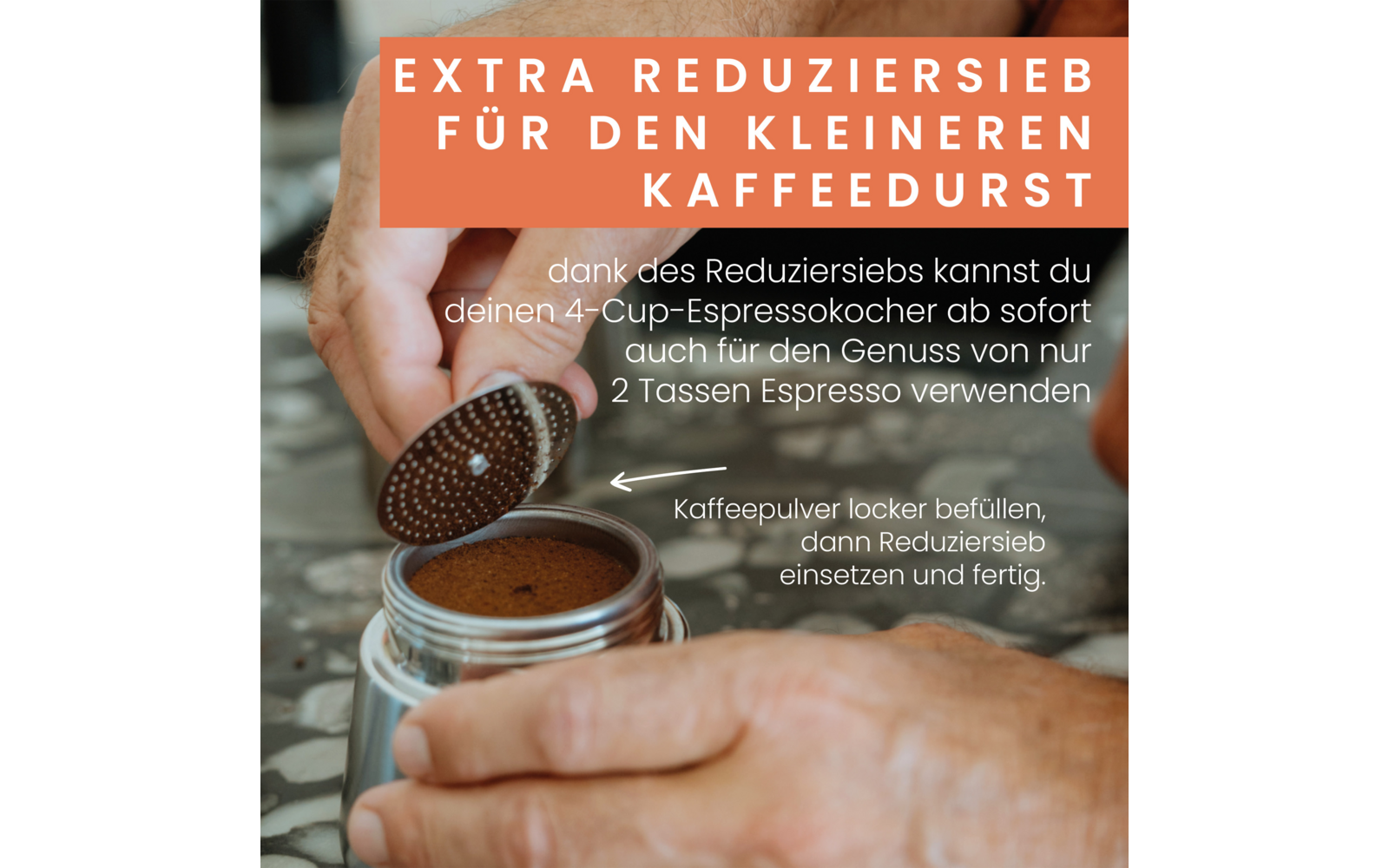 Dos manos sostienen un pequeño tamiz metálico perforado sobre un recipiente metálico con café molido; en la parte superior, una franja naranja con texto alemán en blanco