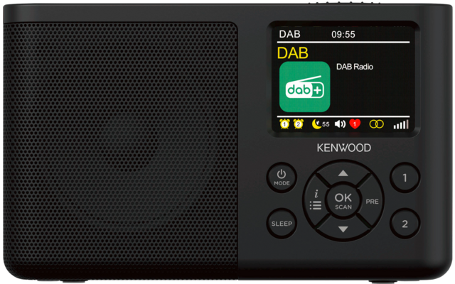 Schwarzes Kenwood DAB-Radio, links Lautsprechergitter, rechts Farbdisplay mit Anzeige 'DAB' und Uhrzeit '09:55', darunter Steuerkreuz und Tasten