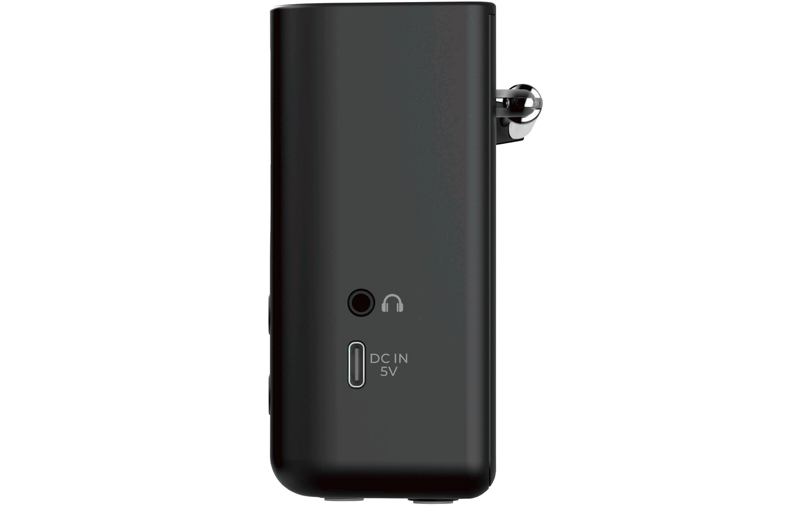 Schwarzes, aufrecht stehendes rechteckiges Gerät mit abgerundeten Kanten; rechts ein eingeklappter Metallstecker; vorne ein runder Anschluss mit Kopfhörersymbol und darunter ein rechteckiger Anschluss mit der Beschriftung 'DC IN 5V'