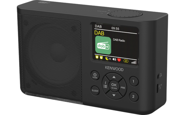 Schwarzes rechteckiges Kenwood-Radio, Lautsprechergitter links, Farbdisplay rechts mit '09:55', 'DAB' und DAB-Logo, Drehregler oben rechts, Navigationsknopf mit 'OK' und 'SCAN', Tasten '1' und '2'