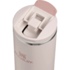 Zylindrischer rosa-beiger Becher mit geschlossenem Klappdeckel, sichtbarer Drucktaste, Ausgießöffnung, silbernem Metallrand und teilweise sichtbarem Stanley-Logo