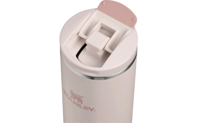 Zylindrischer rosa-beiger Becher mit geschlossenem Klappdeckel, sichtbarer Drucktaste, Ausgießöffnung, silbernem Metallrand und teilweise sichtbarem Stanley-Logo