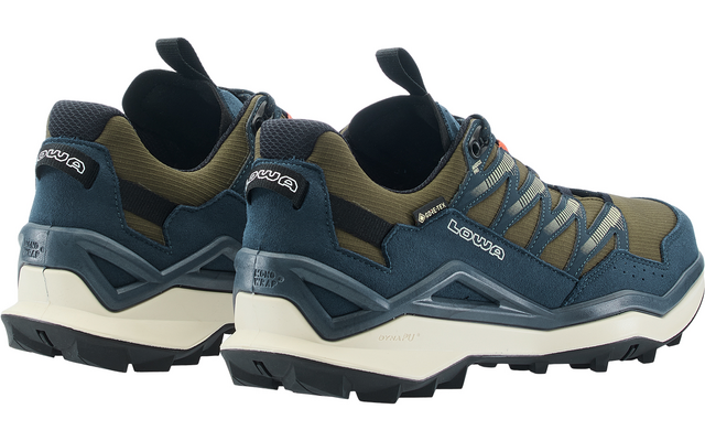 Paar niedriger Wanderschuhe in Blau und Olivgrün, seitliches Rückansicht, weiße Zwischensohle und schwarze Profilsohle