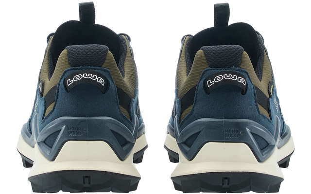 Rückansicht von zwei blauen und olivgrünen Schuhen nebeneinander auf weißem Hintergrund, Markenschriftzug "LOWA" an den Fersen