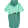 Grünes T-Shirt mit dunklerem unteren Teil, auf weißem Hintergrund