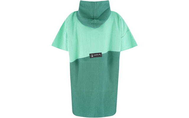 Grünes T-Shirt mit dunklerem unteren Teil, auf weißem Hintergrund
