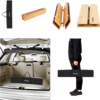 Trois planches en bois, une pince, un coffre de voiture ouvert et une personne portant un sac noir