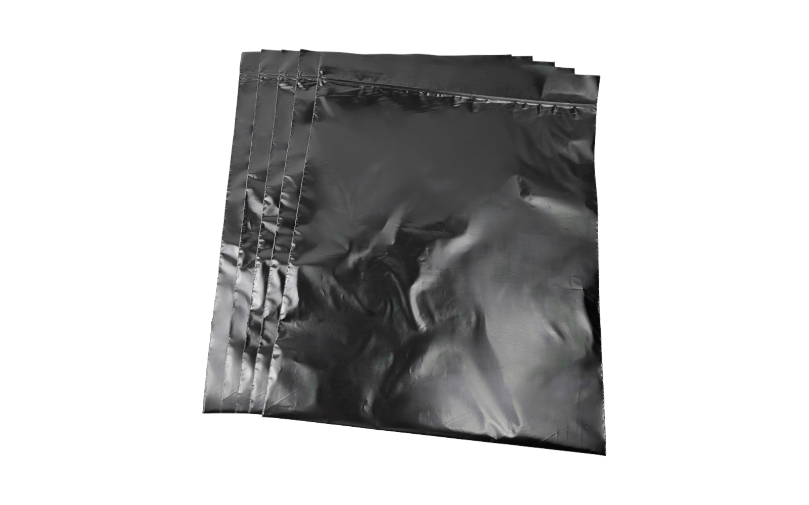 Più sacchetti di plastica neri opachi sovrapposti su sfondo chiaro, leggermente stropicciati