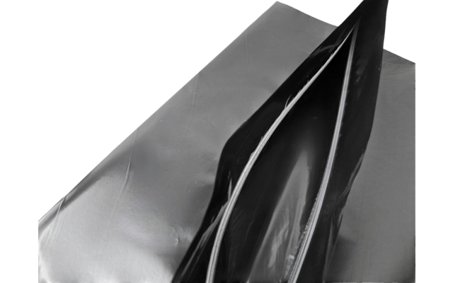Primo piano di una busta di plastica nera lucida con chiusura a zip aperta e due guarnizioni di sigillatura