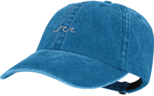 Blauwe denim baseballpet met gebogen klep, kleine witte geborduurde golf op de voorkant en zwarte verstelbare band achterop