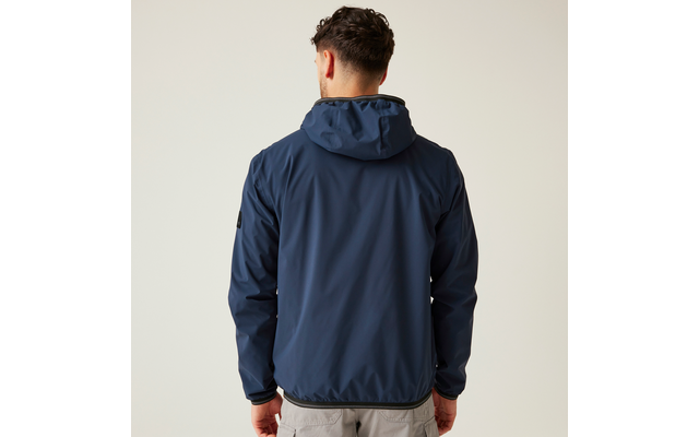 Person von hinten in dunkelblauer Kapuzenjacke und hellgrauer Hose vor hellem Hintergrund