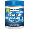 Weißer Kunststoffbehälter mit blauem Schraubdeckel, blaues Etikett mit Blasenmuster, Schriftzug 'THETFORD' und 'AQUA KEM BLUE SACHETS', Toilettensymbol und Kreise mit den Zahlen '15' und '75'