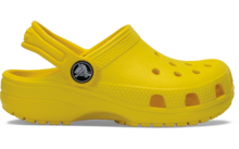 Sabot jaune en vue de côté, trous d'aération sur le dessus et le côté, semelle texturée et bride de talon avec bouton rond