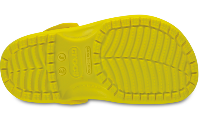 Semelle de chaussure jaune vue de dessous avec motif de la bande de roulement, inscription Crocs et indications de pointure