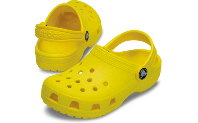 Paire de sabots jaunes avec trous d'aération, brides arrière et logo rond sur le côté