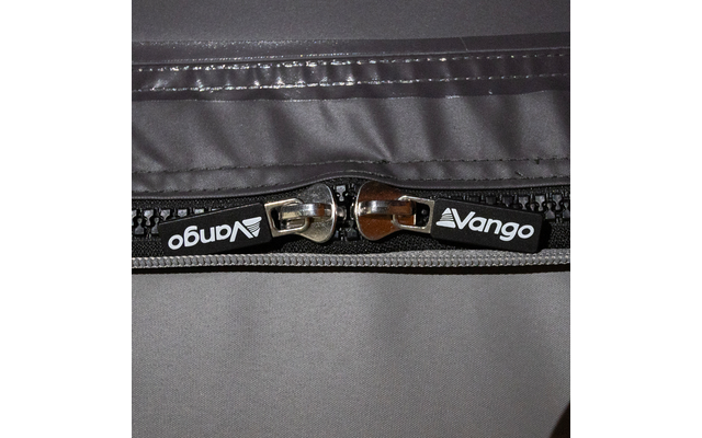Nahaufnahme von zwei Reißverschlussschiebern mit Vango-Logo auf grauem Stoff