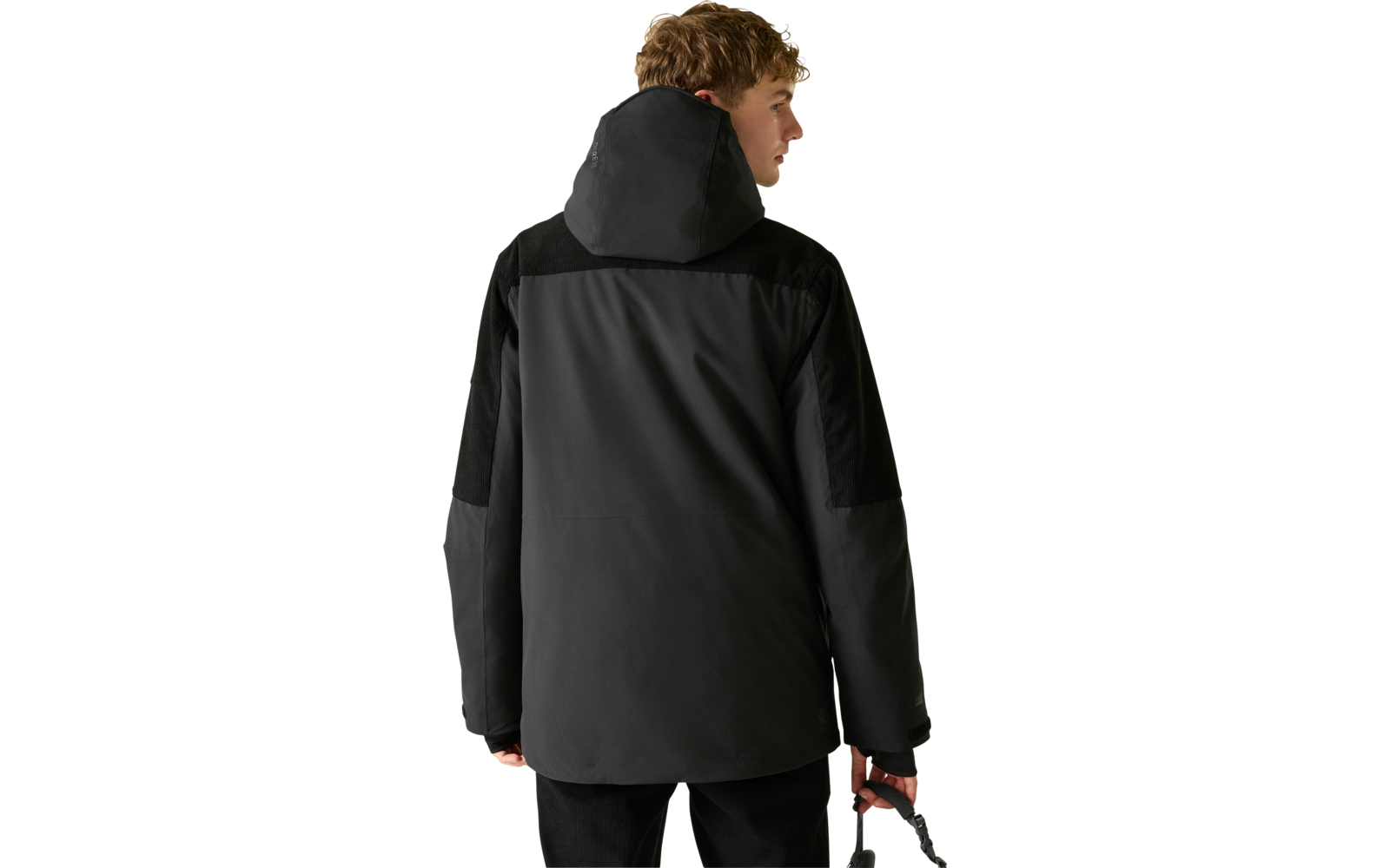 Person von hinten, trägt schwarze Jacke mit Kapuze, hält einen Kameragurt in der rechten Hand