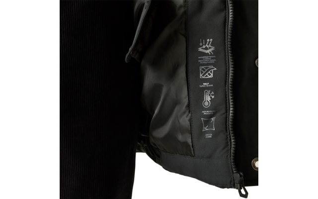 Nahaufnahme eines geöffneten schwarzen Jackets mit Innenfutter, Reißverschluss, Druckknopf, aufgedruckten Pflegesymbolen und einem Teil eines schwarzen, gerippten Ärmels