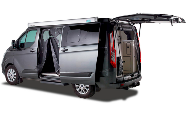 Dunkelgrauer Kombi mit offenen Hecktür und Schiebetür auf weißem Hintergrund