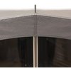 Grau-brauner Sonnenschirm von unten, mittiger silberner Metallmast, graue Stoffbespannung mit sichtbarer Naht