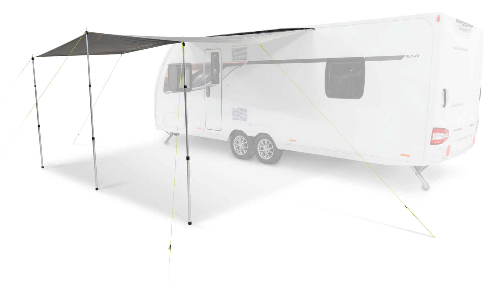 Weißer Wohnwagen mit ausgefahrener dunkelgrauer Markise, gestützt von drei Stangen und abgespannten gelben Leinen