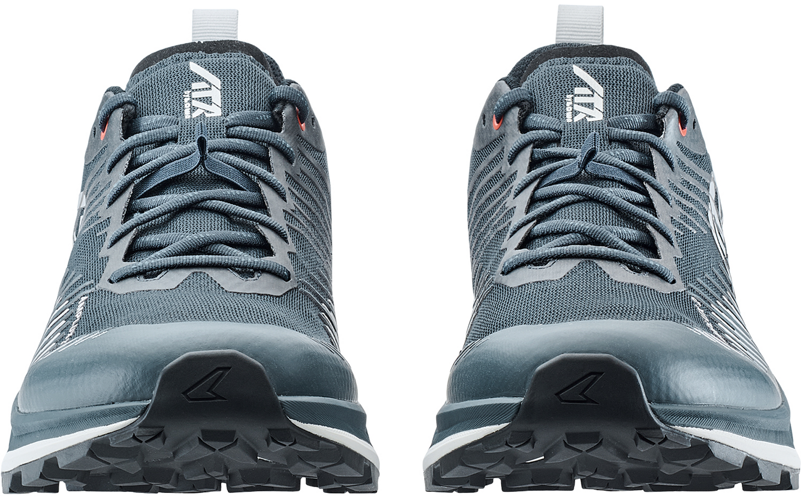 Zwei graublaue Sportschuhe, Frontalansicht, Schnürsenkel sichtbar, weißes Symbol auf den Zungen, profilierte Sohlen sichtbar