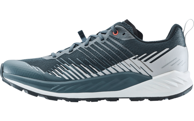 Vista lateral de un único zapato azul oscuro con bandas decorativas gris claro, cordones gris claro, talón blanco y suela multicolor sobre fondo blanco