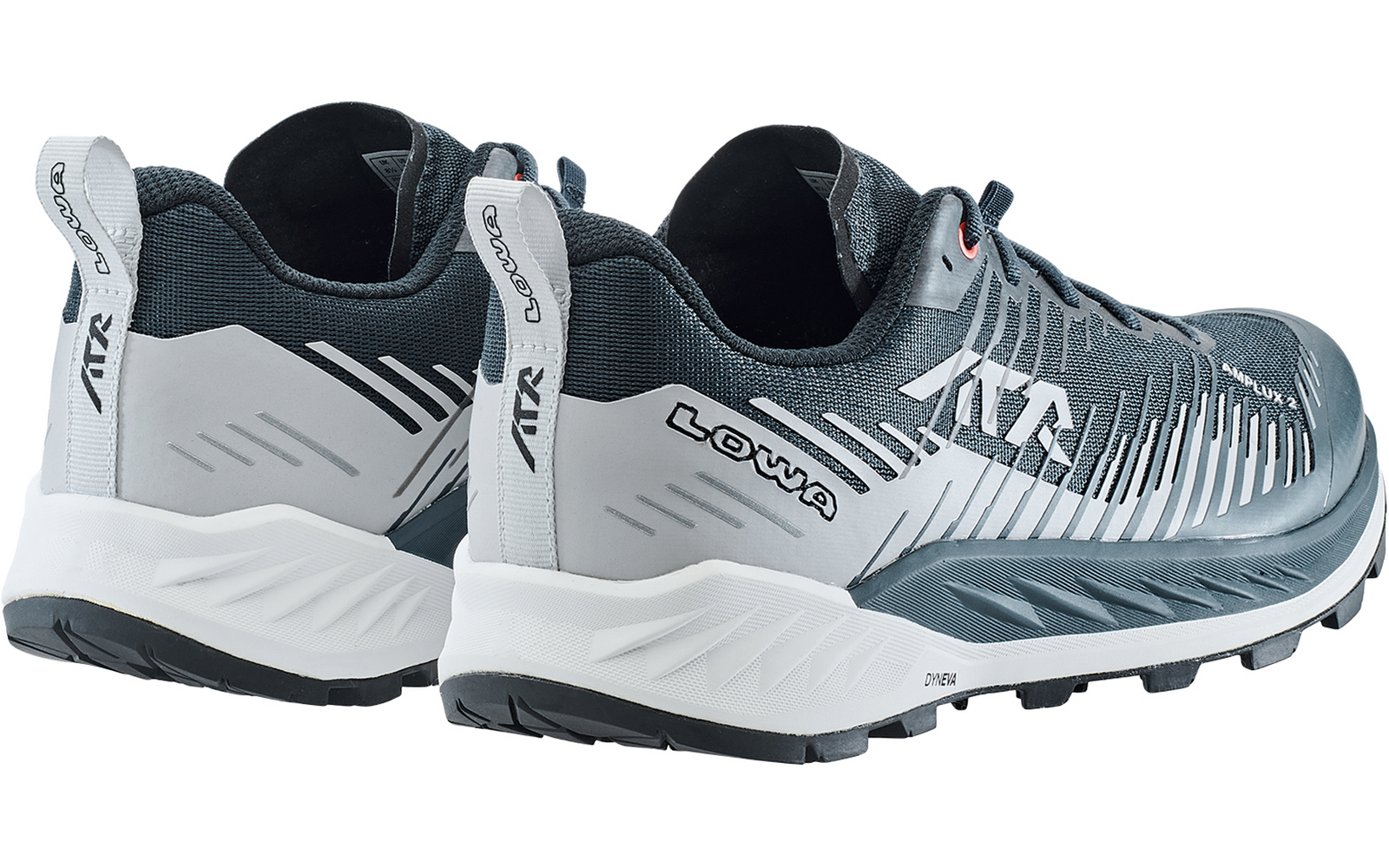 Zwei grau-weiße Schuhe, Rück- und Seitenansicht, sichtbares LOWA-Logo, Schnürsenkel und profilierte Sohle