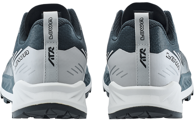 Rückansicht zweier graublauer Sportschuhe mit weißen Sohlen und Zuglaschen