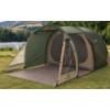 Groene campingtent met open voortent en grondzeil op gras, meer, bomen en heuvels op de achtergrond