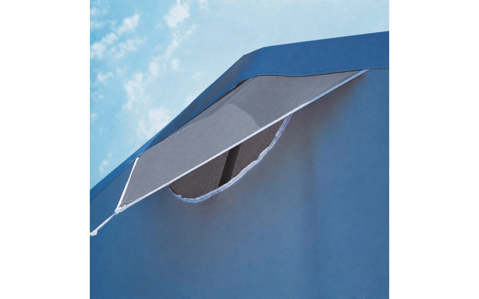 Blauw stoffen paneel met opgeklapte driehoekige opening, binnenkant met gaas zichtbaar, blauwe lucht op de achtergrond