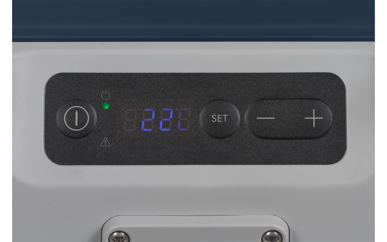 Schwarzes Bedienfeld mit blau leuchtender Anzeige '22C', links runder Knopf mit Ein-/Aus-Symbol und grüner LED, mittig Taste 'SET', rechts Minus- und Plus-Tasten, hellgraues Gehäuse sichtbar