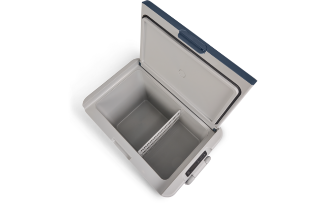 Geöffnete tragbare Kühlbox mit leerem, durch eine Trennwand geteilem Innenraum, offenem Deckel, seitlichem Griff und Bedienfeld