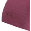 Detail van een bessenkleurige fleece muts met geborduurd logo