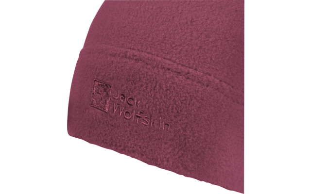 Detail van een bessenkleurige fleece muts met geborduurd logo