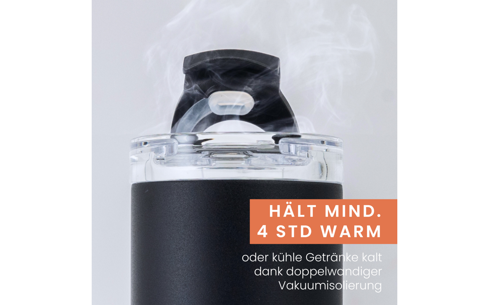 Schwarzer Trinkbecher mit transparentem Deckel, aufsteigendem Dampf, orangefarbener Aufkleber mit weißem Text 'HÄLT MIND. 4 STD WARM' und kleinem weißen Text darunter