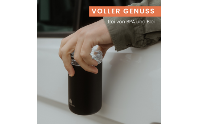 Hand hält einen schwarzen Becher mit transparentem Deckel vor einer weißen Autotür; oben ein rotes Banner mit dem Schriftzug "VOLLER GENUSS" und darunter kleiner weißer Text "frei von BPA und Blei"