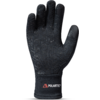 Zwarte handschoen met handpalm naar voren, geperst geometrisch patroon, POLARTEC-logo op de manchet, witte achtergrond