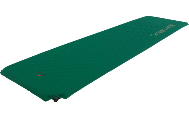 Grüne aufblasbare Isomatte mit geprägter Oberfläche auf weißem Hintergrund