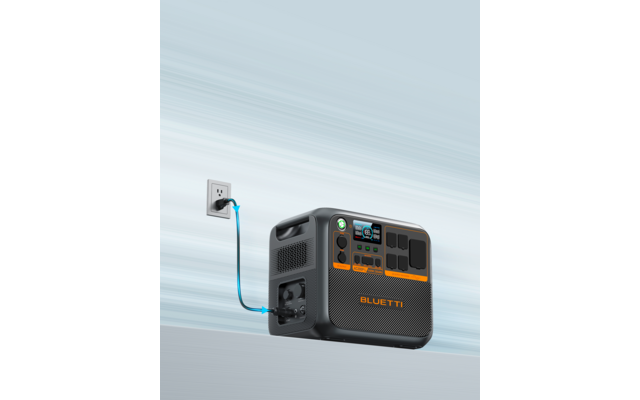 Tragbare Powerstation mit angeschlossenem Kabel vor hellgrauem Hintergrund