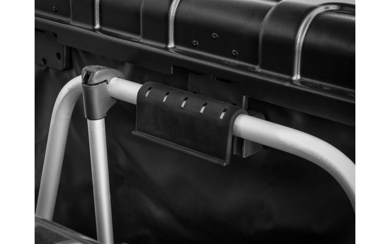 Metallrohrrahmen mit schwarzem Kunststoffclip, schwarzer Stofftasche und schwarzer Kunststoffabdeckung mit Nieten