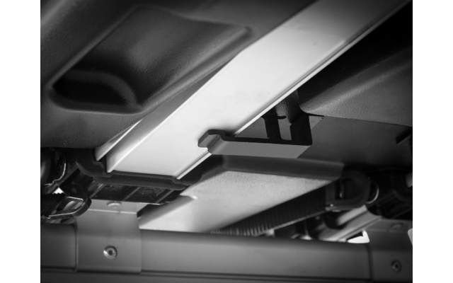 Metallführungsschiene, Kunststoffhaken, Schrauben, Kunststoffplatten und Kabel, Blick von unten