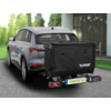 Grauer SUV von hinten links, an der Anhängerkupplung montierte schwarze Transportbox mit Aufdruck 'EUFAB' und Kennzeichen 'TRANSPORTBOX', Rückleuchten, Einfahrt, Haus mit Glasfront und Bäume im Hintergrund