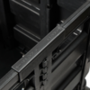 Gros plan d'un verrou en plastique noir avec curseur marqué "UNLOCK" et "LOCK" et flèches