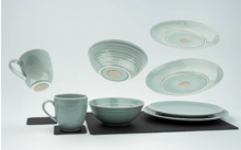 Plusieurs tasses et assiettes en céramique peintes sur une surface noire