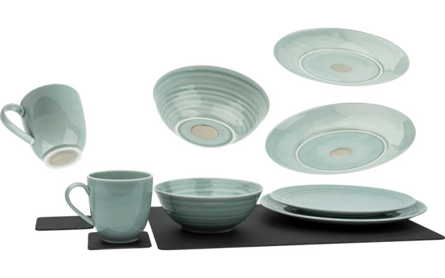 Meerdere beschilderde keramische kopjes en borden op een zwart oppervlak