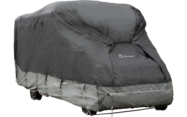 Objeto grande de forma rectangular sobre ruedas completamente cubierto con una funda gris; ruedas y borde inferior visibles