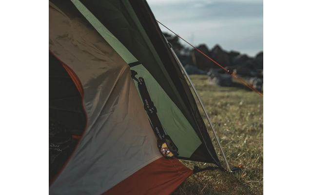 Zelt in einem Feld bei bewölktem Himmel